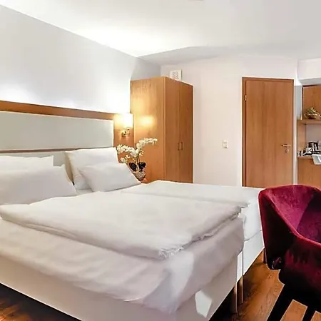 Plaza Hotel 3*